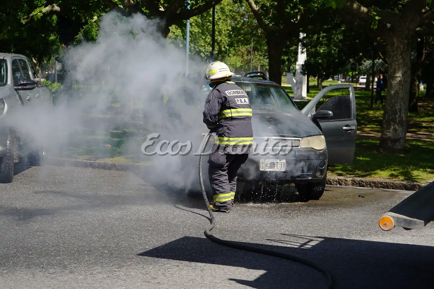 El trabajo de los bomberos en el auto