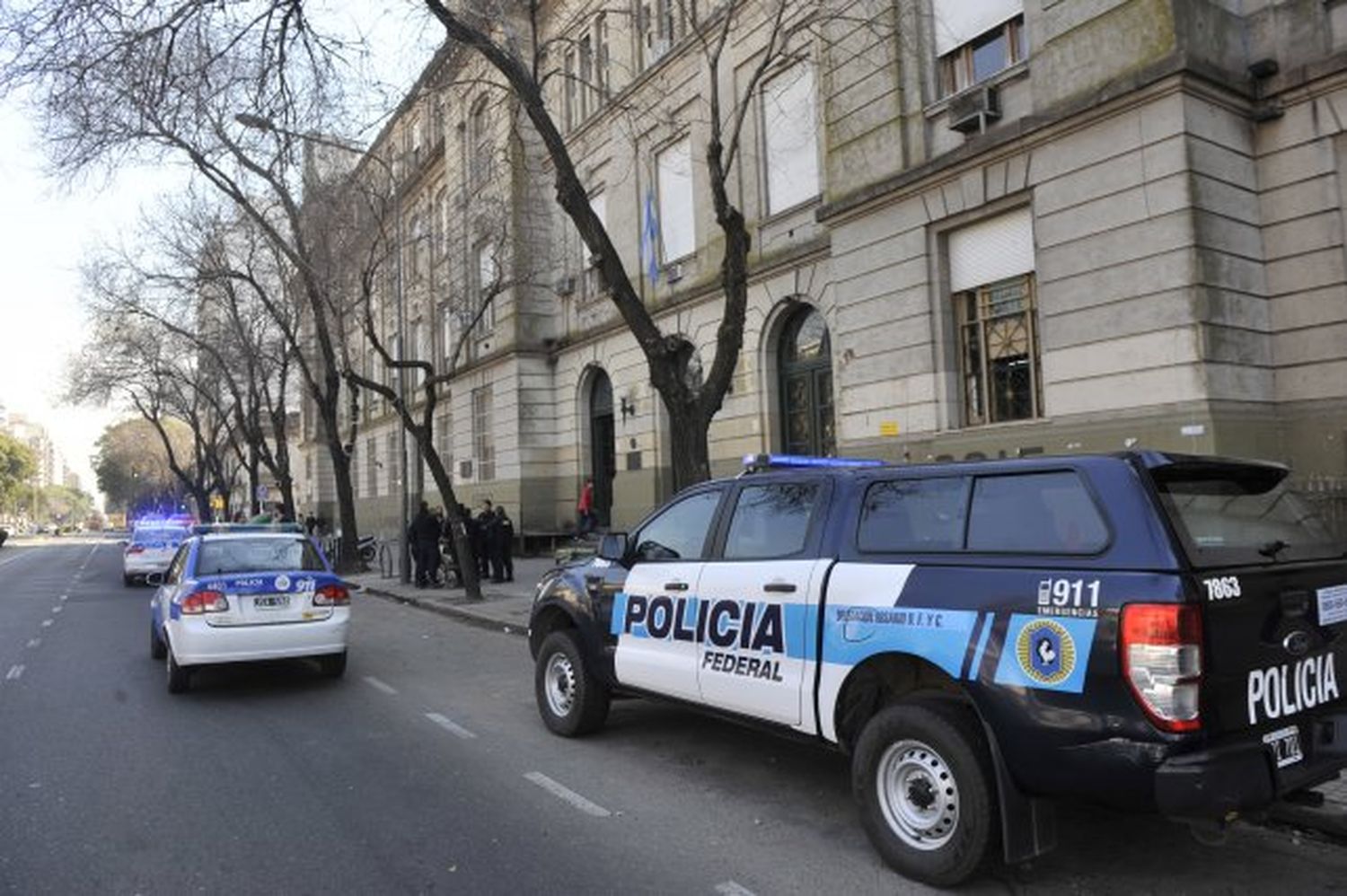 Asaltaron un negocio, chocaron y se escondieron en una escuela