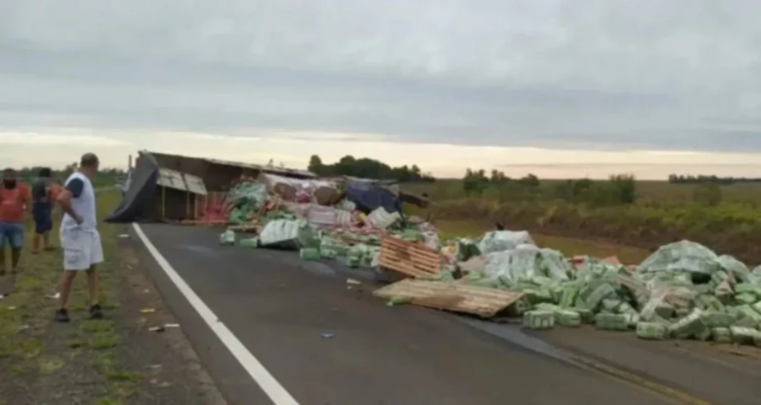 Ruta Nacional 14: dos muertos tras vuelco de un camión cargado con yerba