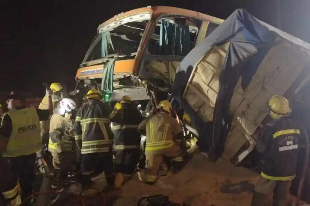 Choque fatal entre un camión y un colectivo en la ruta 34: hay un muerto