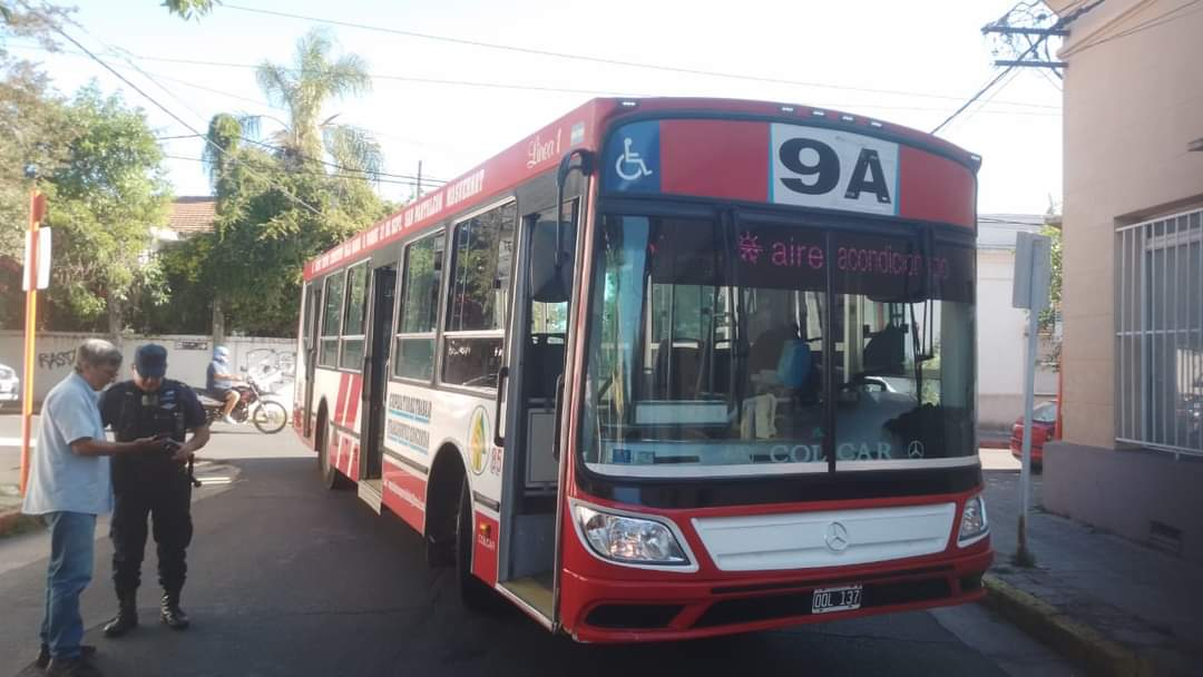 Un colectivo chocó a una mujer en Andrade y San Luis