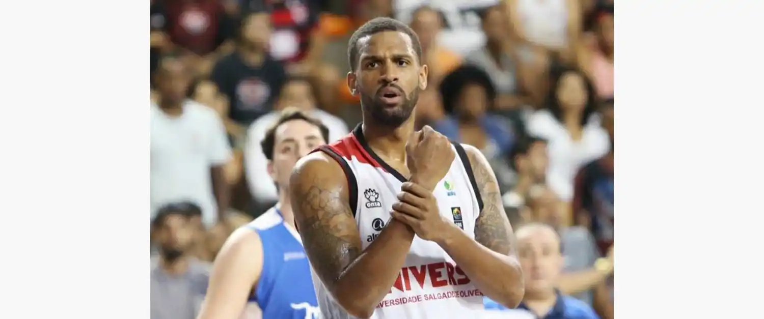 Matthew Shaw reemplaza a Johnson en Peñarol