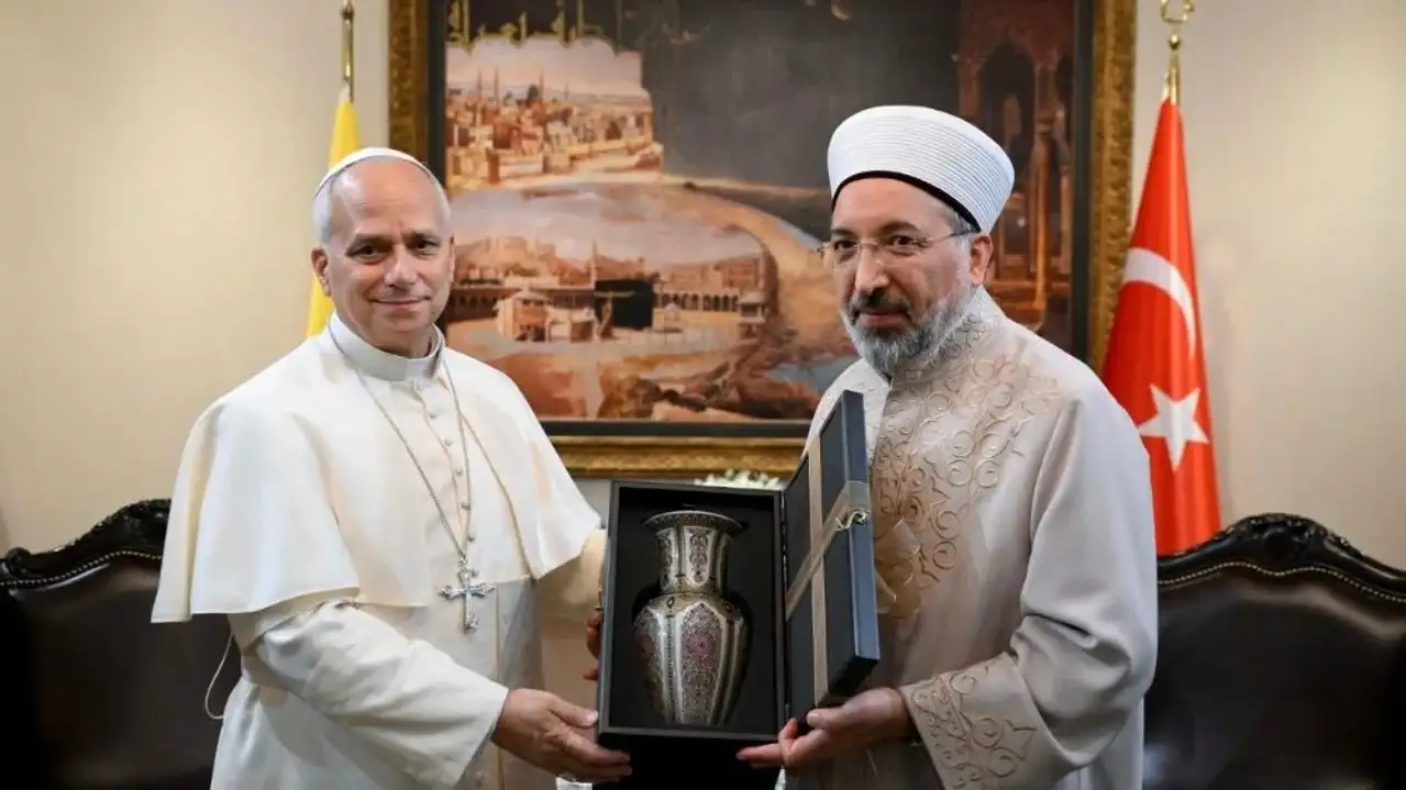 El Papa con Safi Arpaguş, presidente para los Asuntos Religiosos de Turquía.