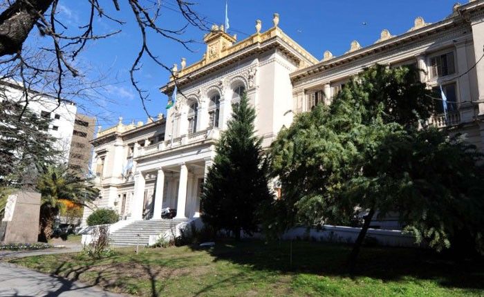 Paro por tiempo indeterminado de auxiliares de educación en la Provincia