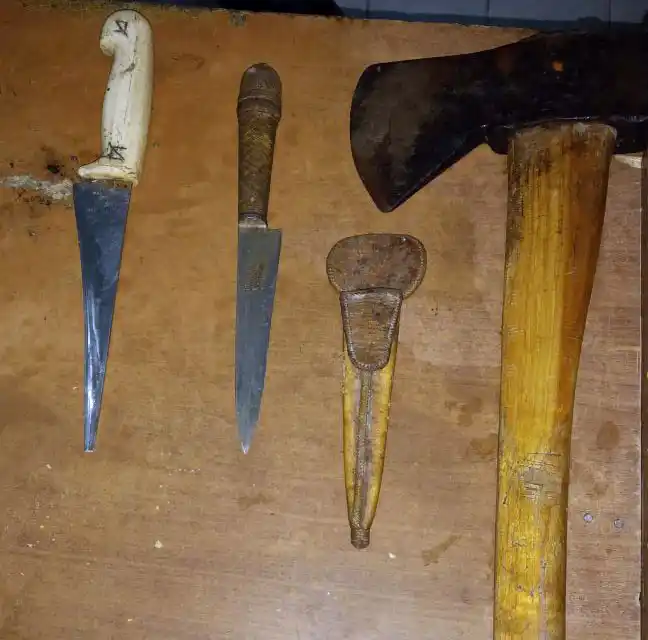 Armado con un hacha, se llevó una mujer a un descampado