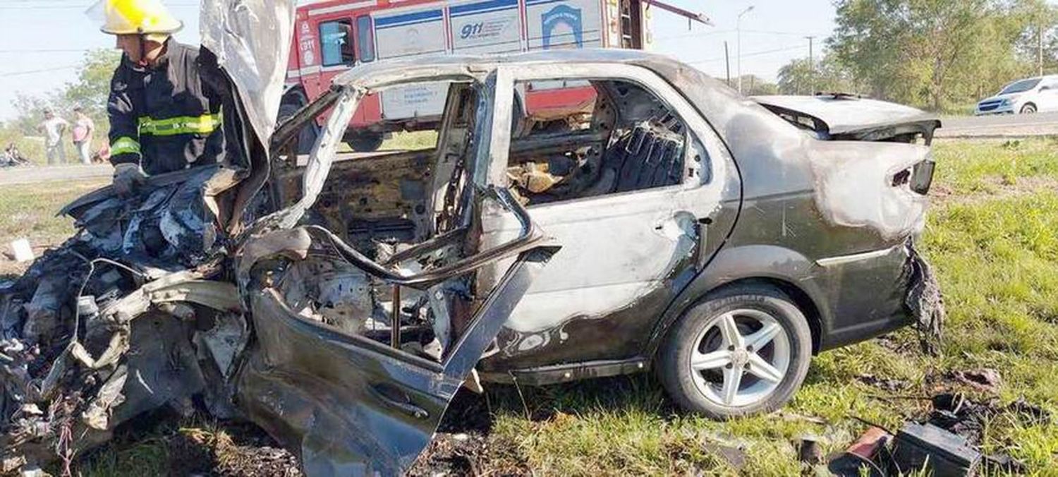 Un auto en llamas chocó contra un camión, el 
conductor sufrió quemaduras y falleció horas después