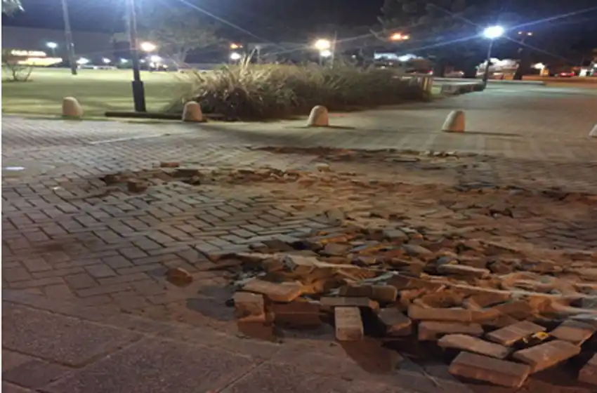 Preocupación por las veredas rotas en el Acuario del Río Paraná