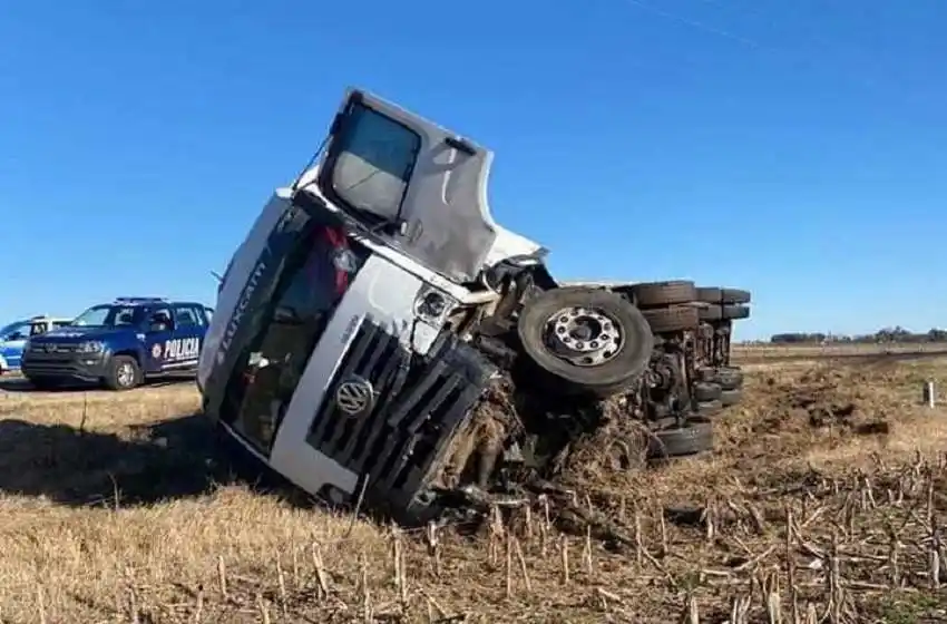 Choque fatal en la ruta 33: murieron dos rosarinas tras colisionar de frente contra un camión