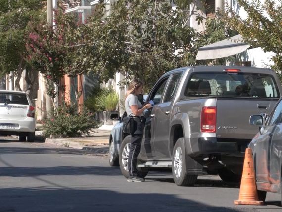 Intentó evadir un control y embistió contra un inspector y un policía