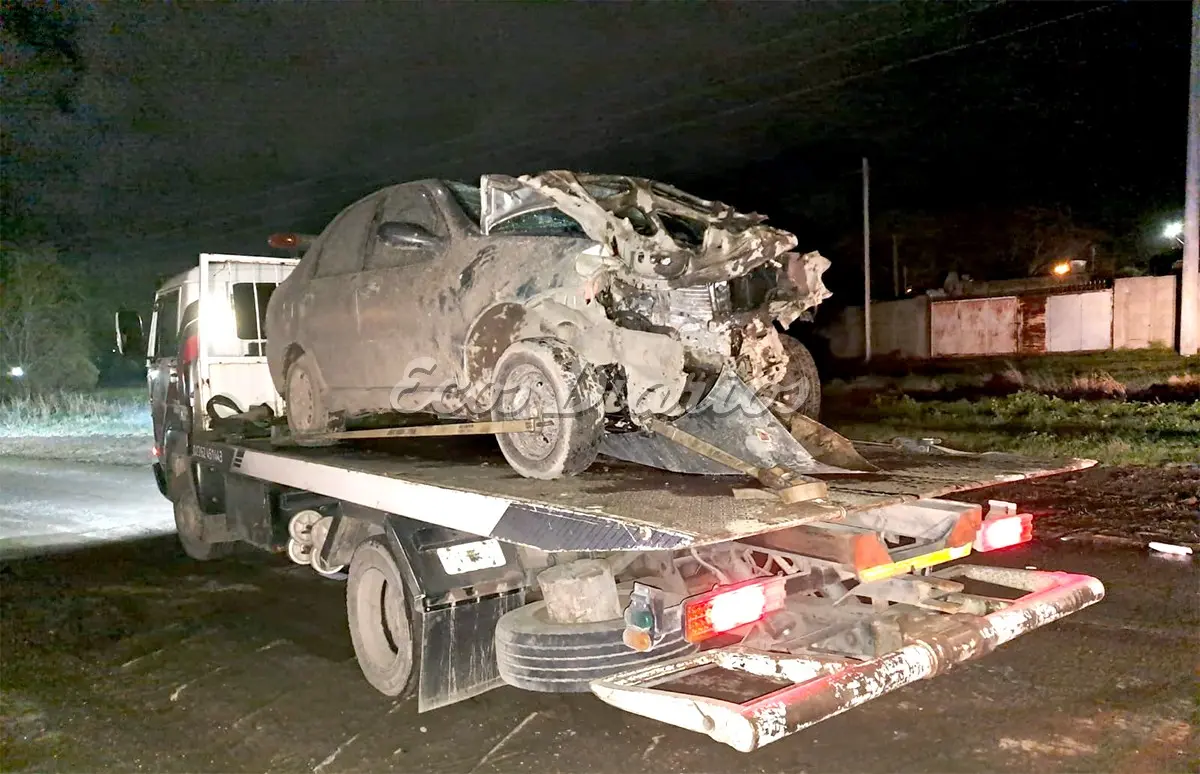 Destruido, terminó el rodado Fiat Siena que colisionó y volcó en Quequén