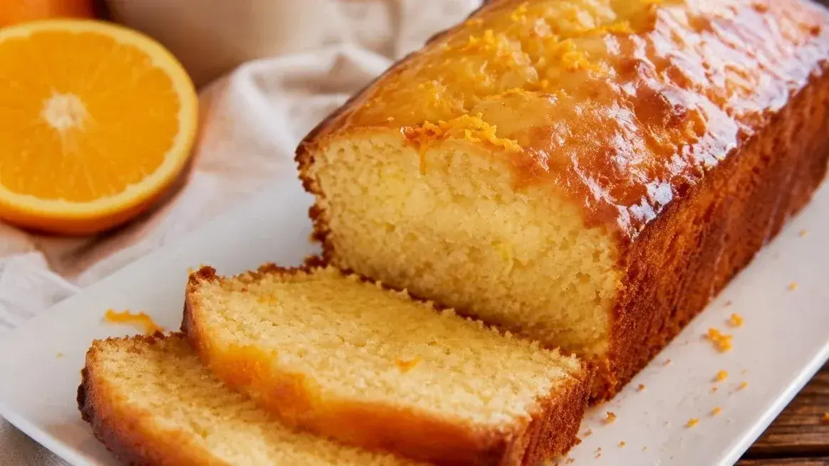 Budín de naranja esponjoso: una receta fácil y económica para acompañar el mate este domingo