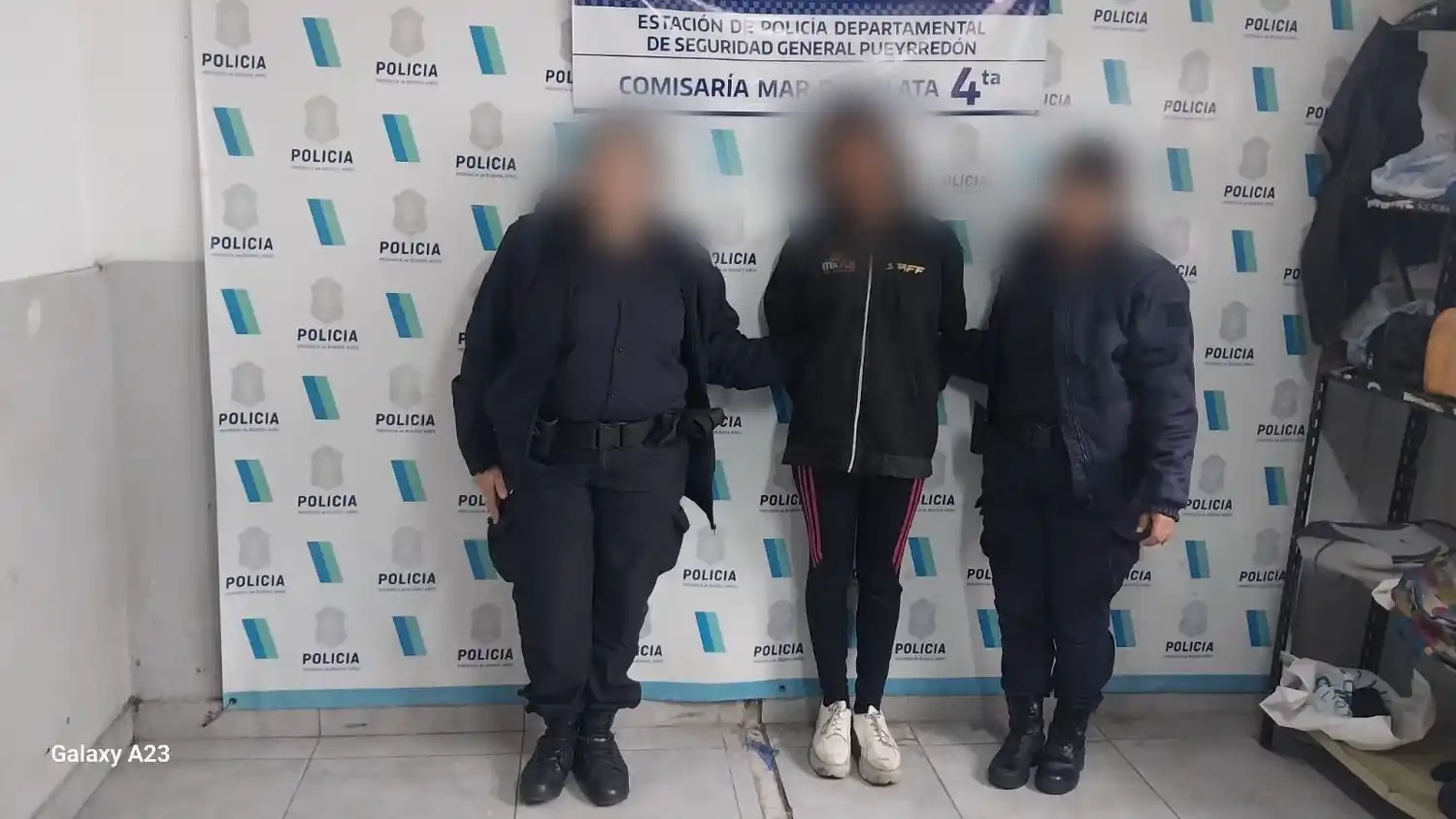 A través del sistema informático policial se confirmó que la mujer tenía un pedido de captura activo desde 2023, solicitado por el Juzgado de Ejecución Penal N°1.