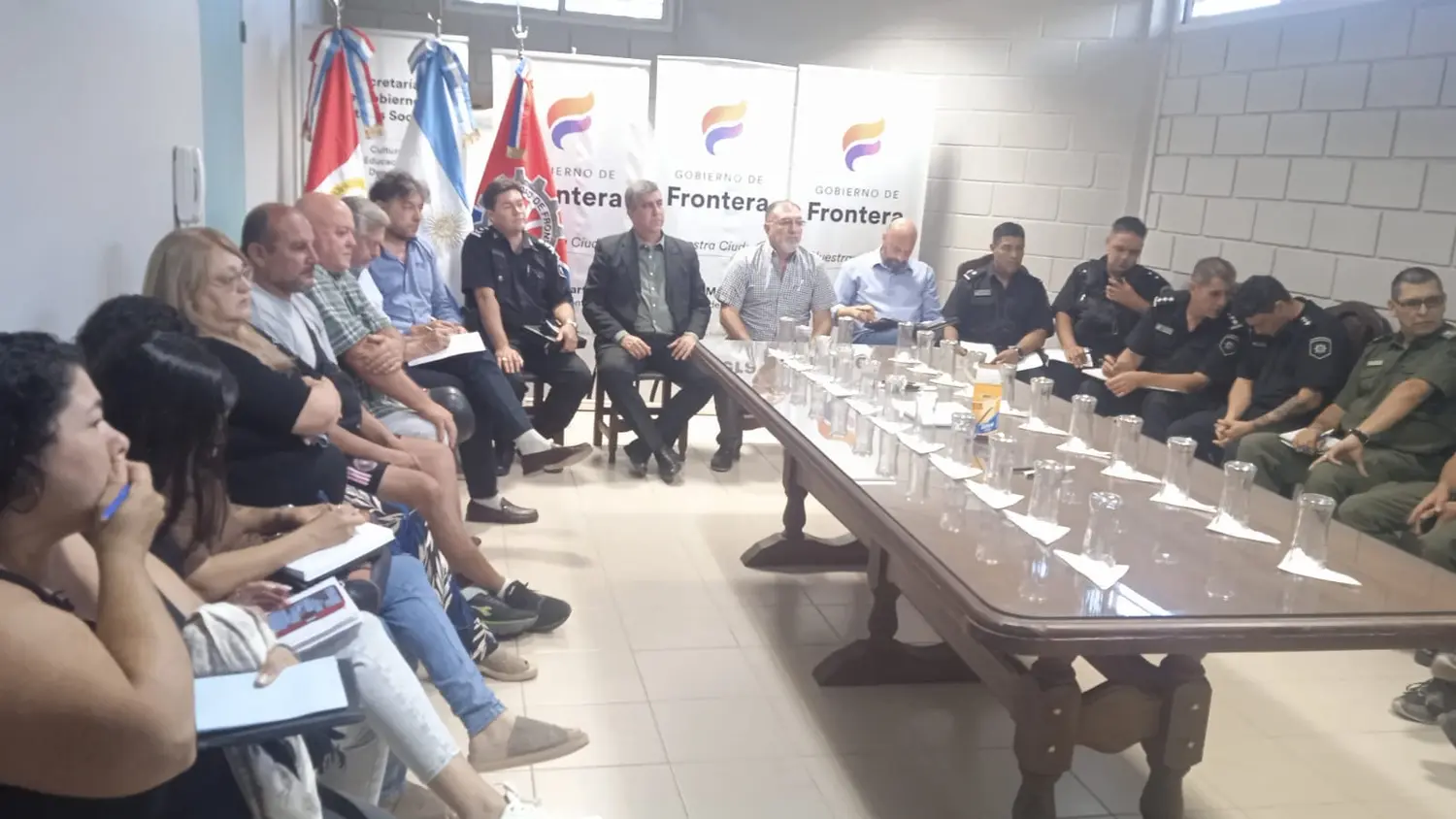 El fiscal Carlos Vottero reunido con diferentes representantes de la ciudad