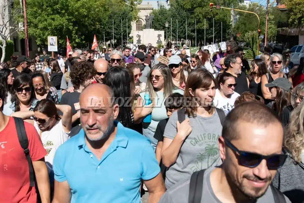 Se realizó una movilización desde la Plaza San Martín hasta la Plaza de la Memoria, donde se concretó el acto