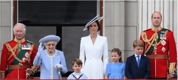 La reina Isabel II con la nueva generación. Foto AFP