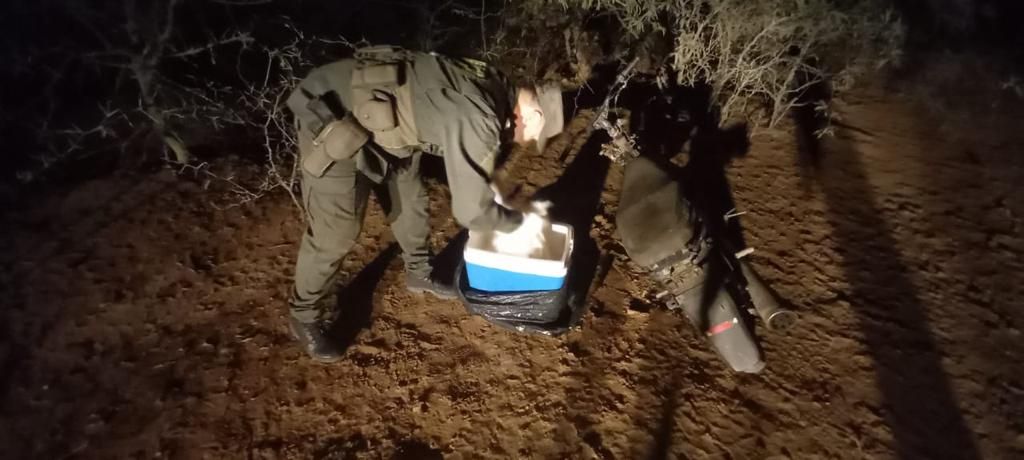 Esquivó un control y abandonó su moto con una conservadora cargada de marihuana