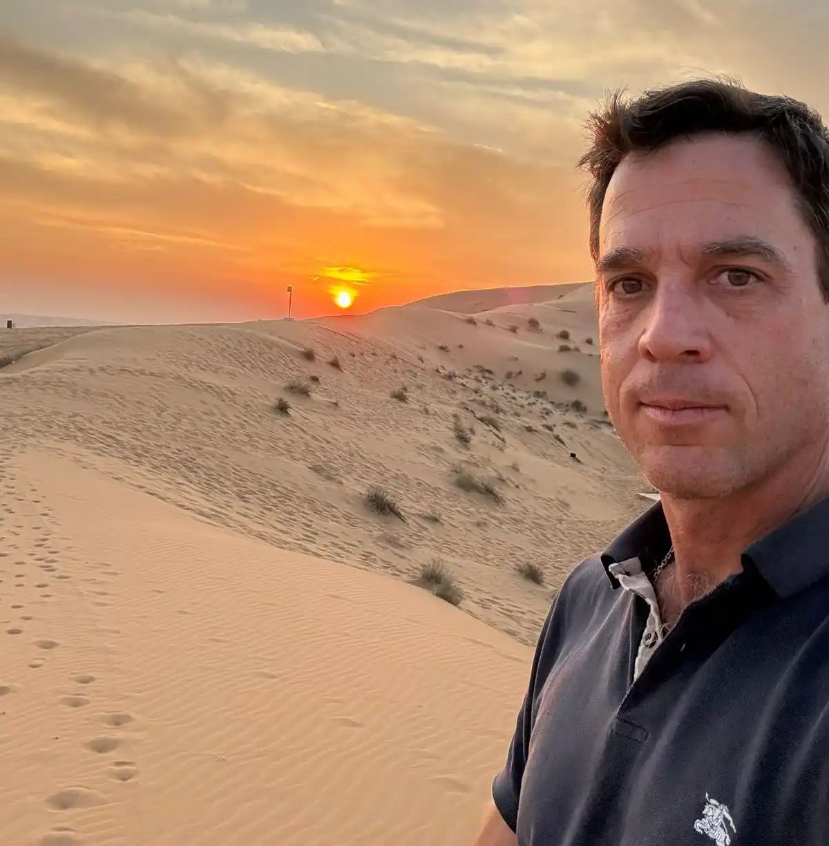 Santiago Bachmann, con el sol y el desierto como testigos. Foto: Gentileza