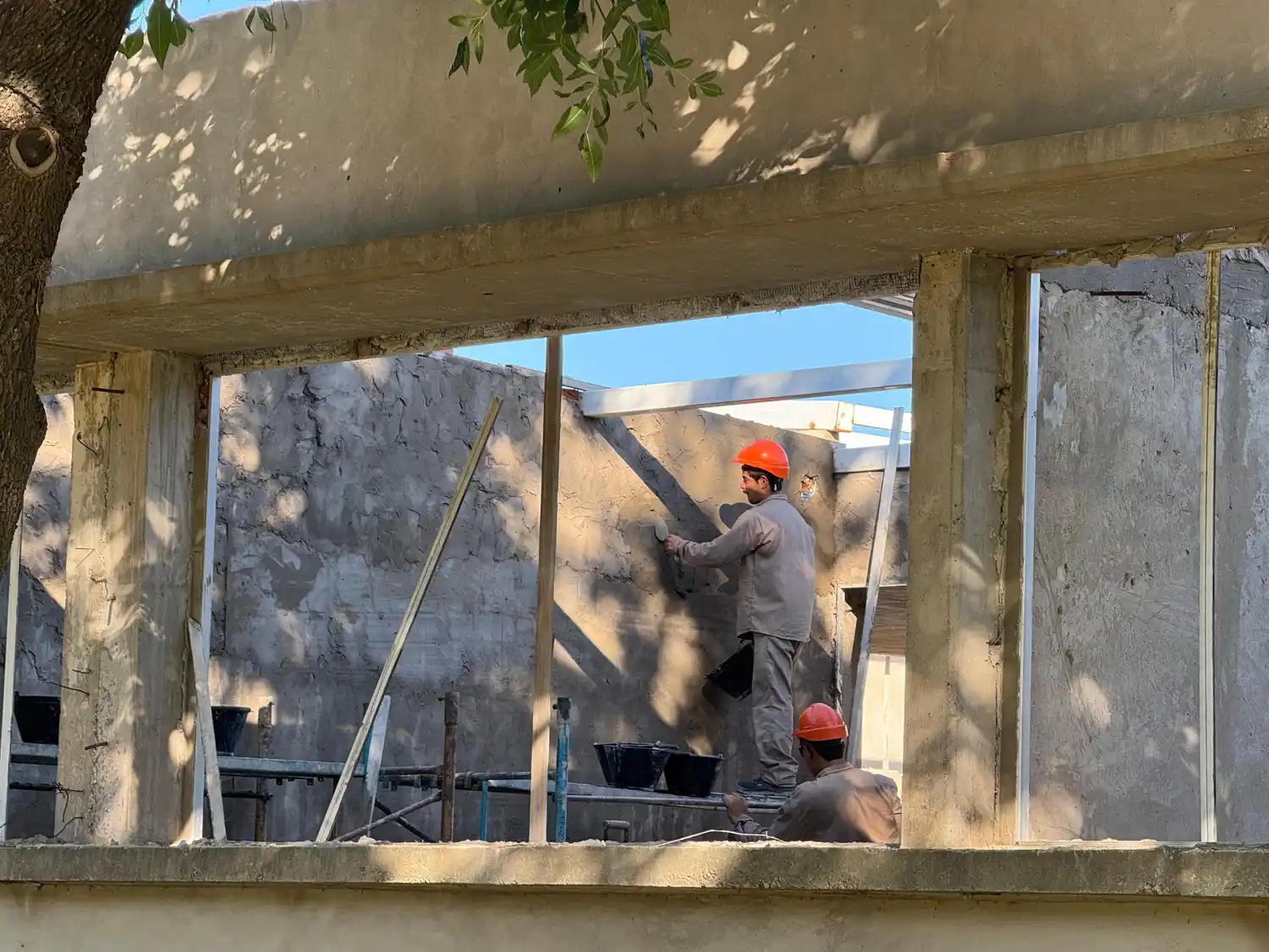 Personal de la empresa trabaja en el futuro edificio de la Escuela 238.
