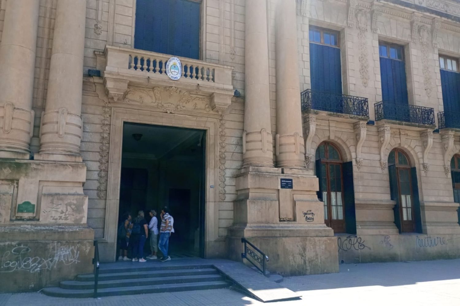 Revuelo en el microcentro por una amenaza de bomba en la escuela Normal 2