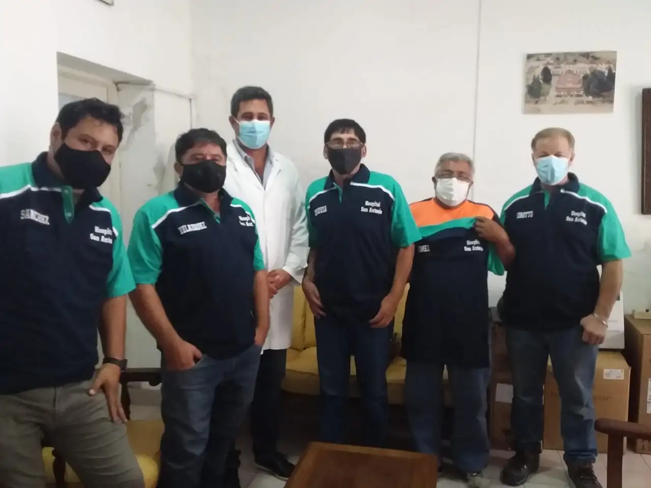 Hospital: El servicio de mantenimiento recibió nueva indumentaria de trabajo