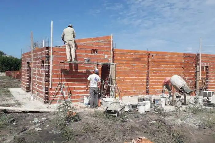 Con fondos provinciales se construyen  nuevas viviendas en La Paz y Villa Mantero