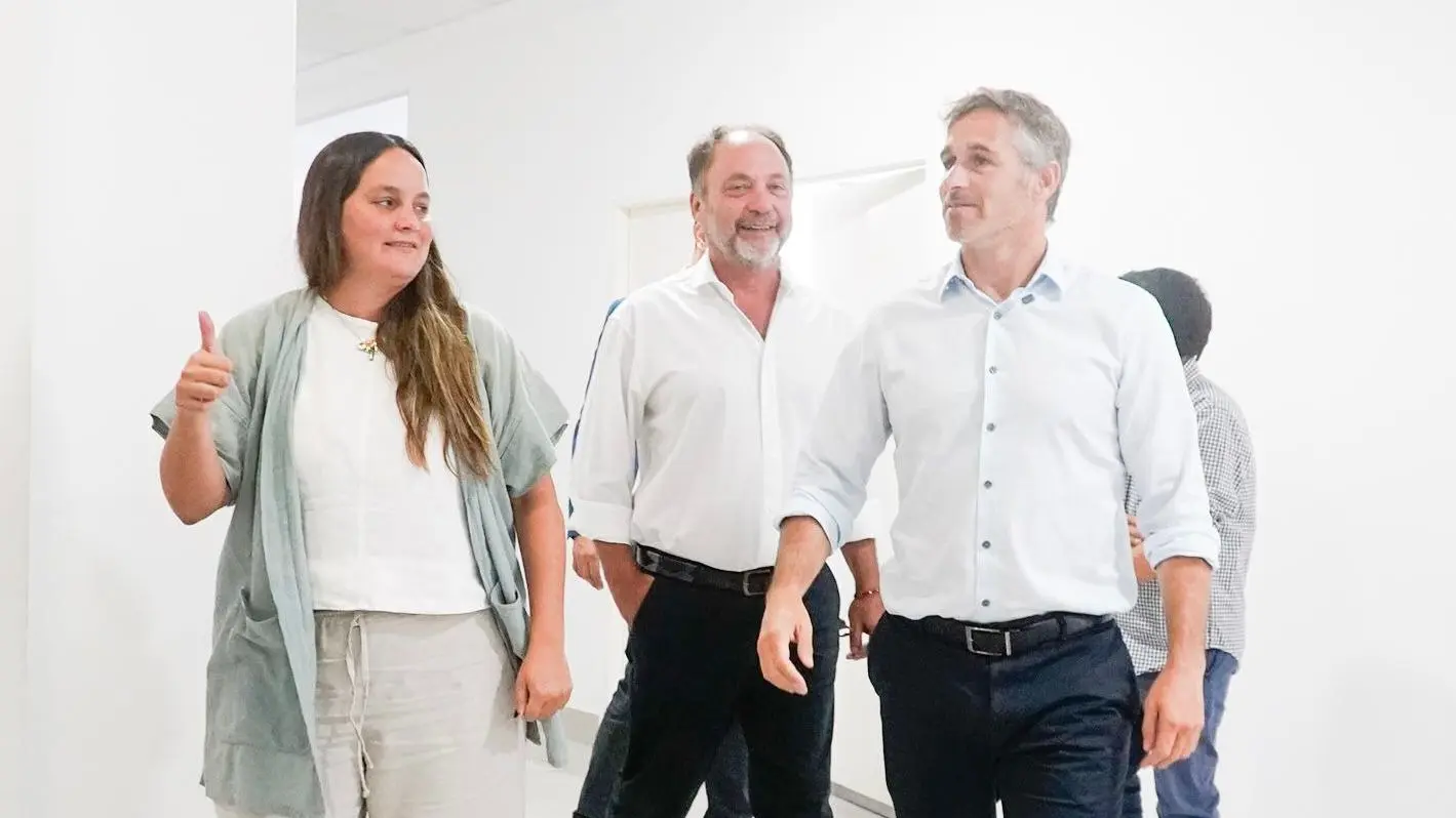 Achával junto al Secretario de Salud Hernán Galimberti y la subsecretaria, Rosario Beláustegui.