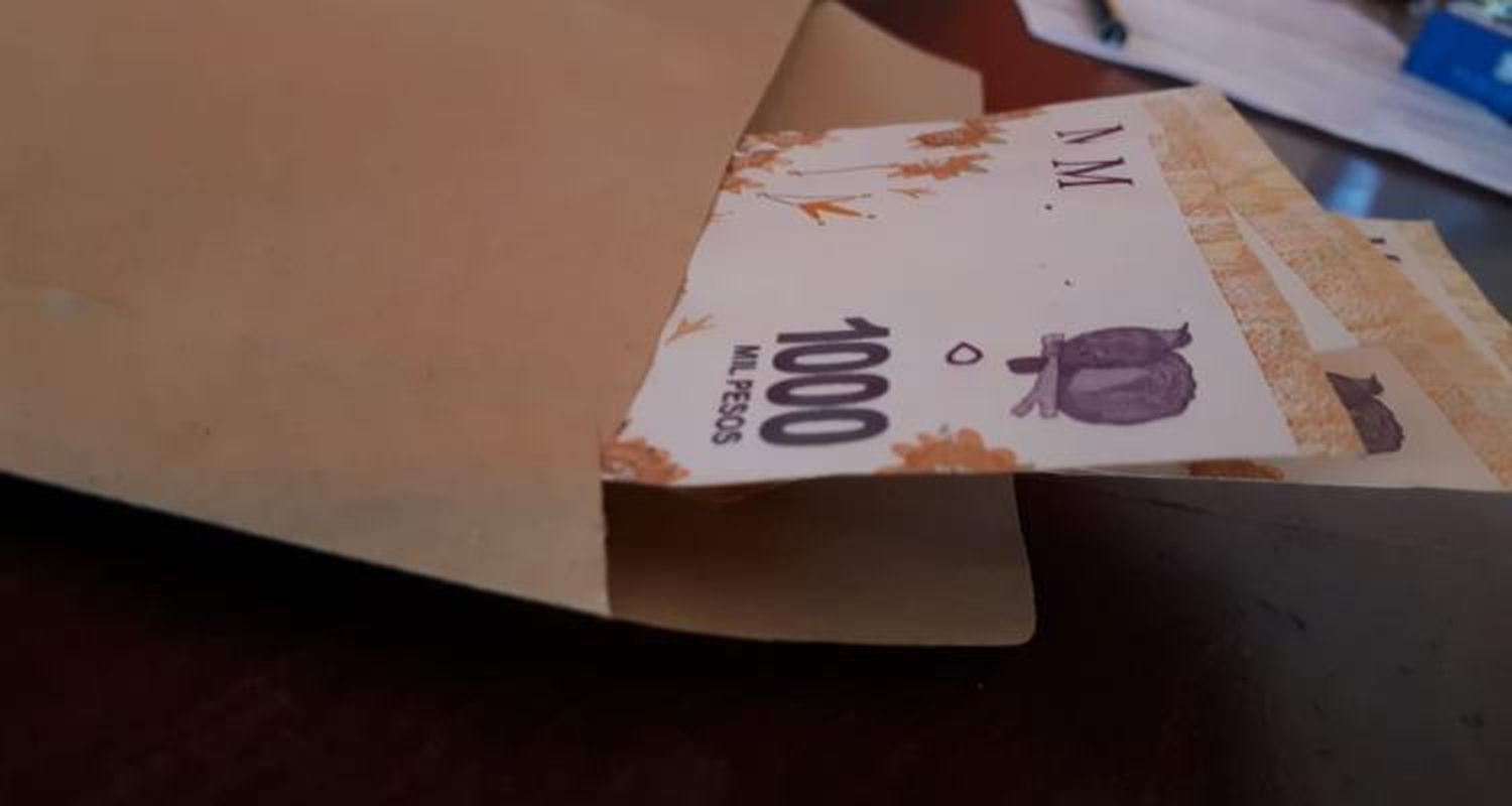 Denuncian a proveedor de insumos médicos que dejó $ 10 mil dentro de un sobre en la Oficina de Compras municipal