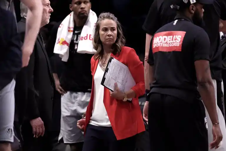 NBA: Becky Hammon la primera entrenadora en dirigir un partido