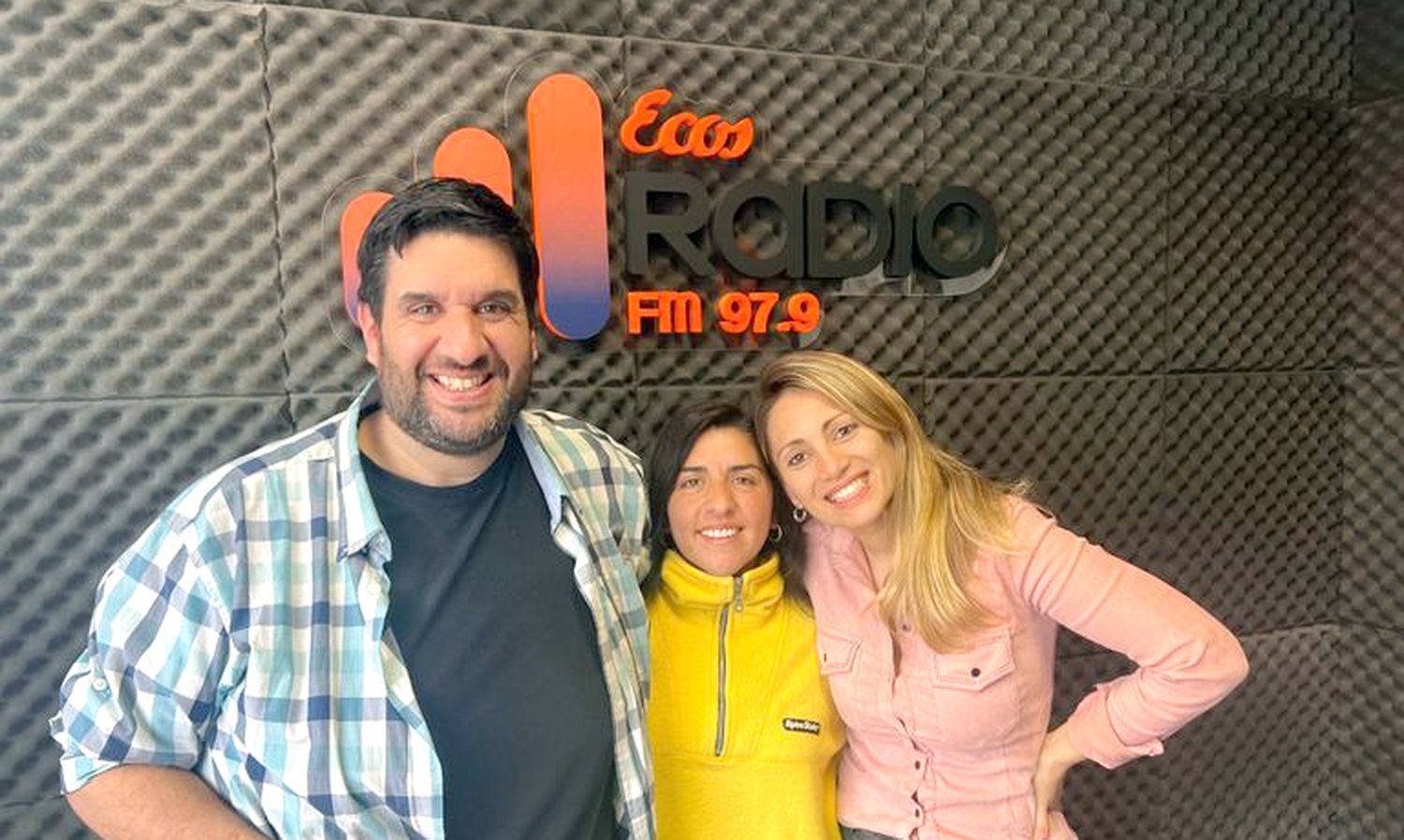 En Ecos Radio. Camila Mercado flanqueada por Alejandro Beltrán y María Luz Argañaraz