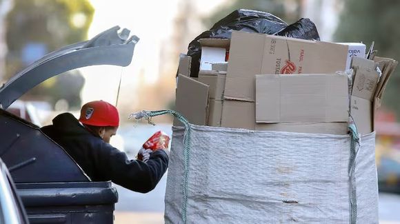 La pobreza bajó al 34,9% en febrero, un descenso del 12% en seis meses, según la Universidad Di Tella