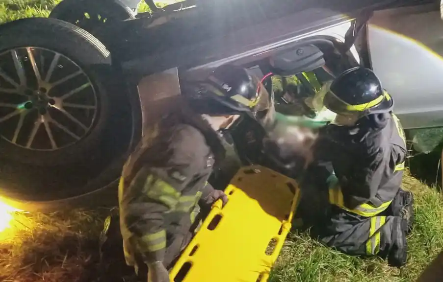 Despistó, volcó y quedó en el medio de la rotonda: dos personas tuvieron que ser hospitalizadas - 2