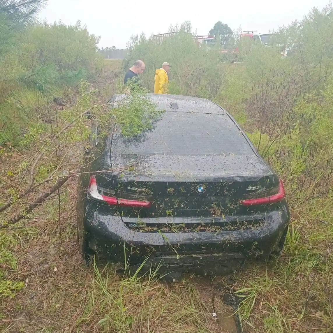 Despiste en la Autovía Artigas: un automóvil terminó en la banquina, sin heridos