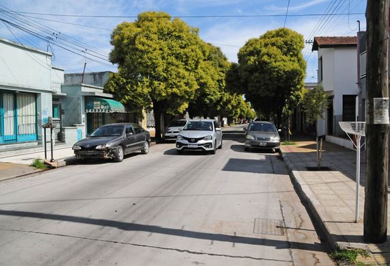 Le arrebataron la cartera en la vía pública, cayó en el suelo y terminó hospitalizada