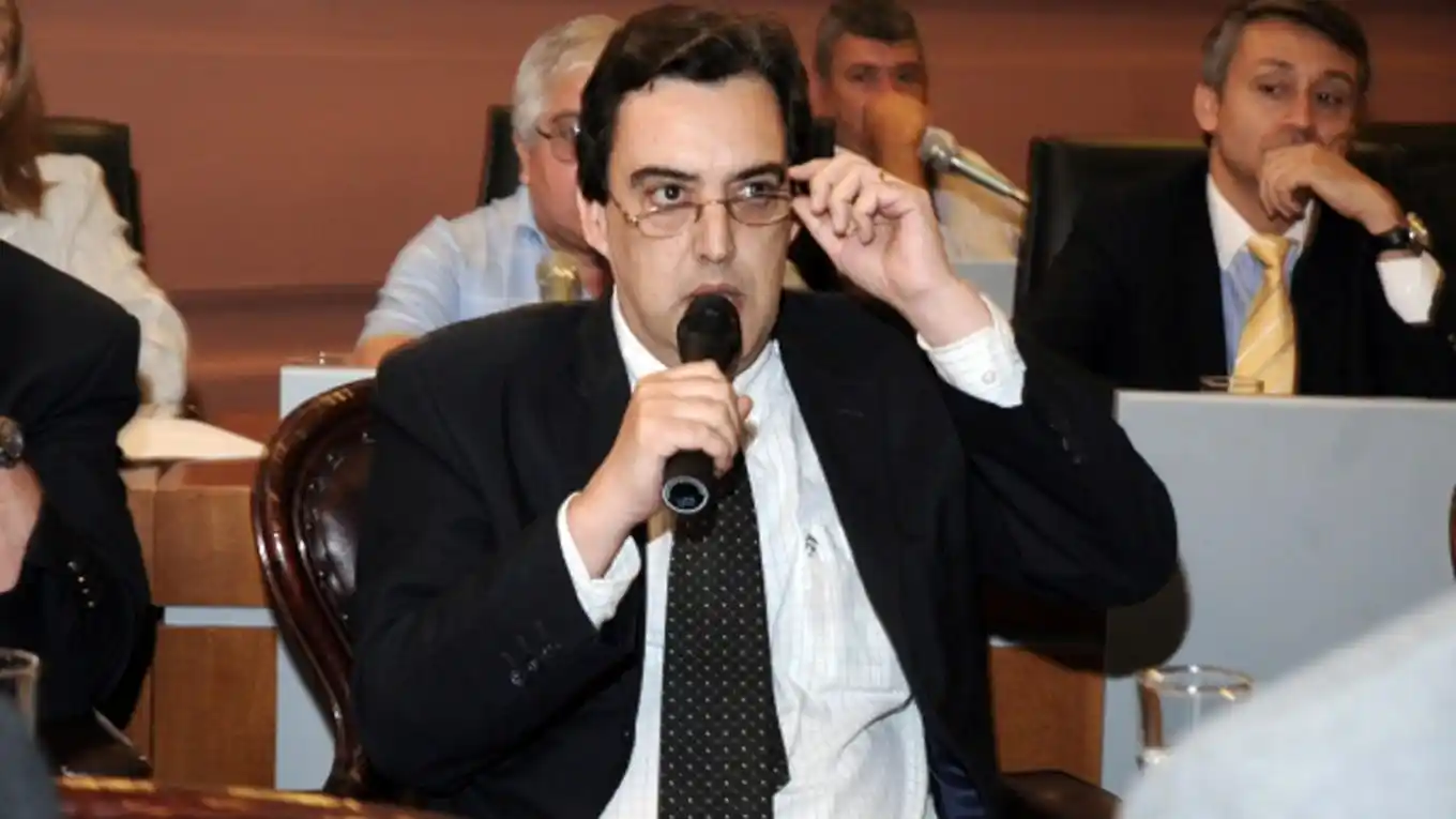 Monge propone crear un comité que se ocupe de la situación laboral de policías