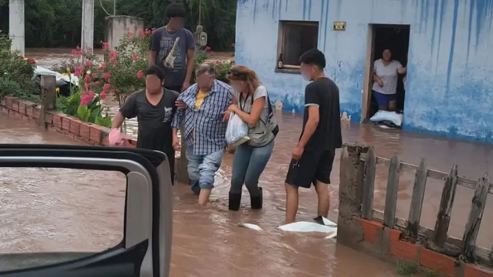 El temporal provocó anegamientos generalizados, desbordes de arroyos y complicaciones en rutas nacionales clave.