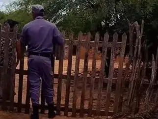 Un efectivo de la Policía de Formosa realiza tareas de rastrillaje en una zona rural de El Potrillo, tras el operativo de búsqueda que permitió hallar sano y salvo a un hombre que se encontraba desaparecido en la región.