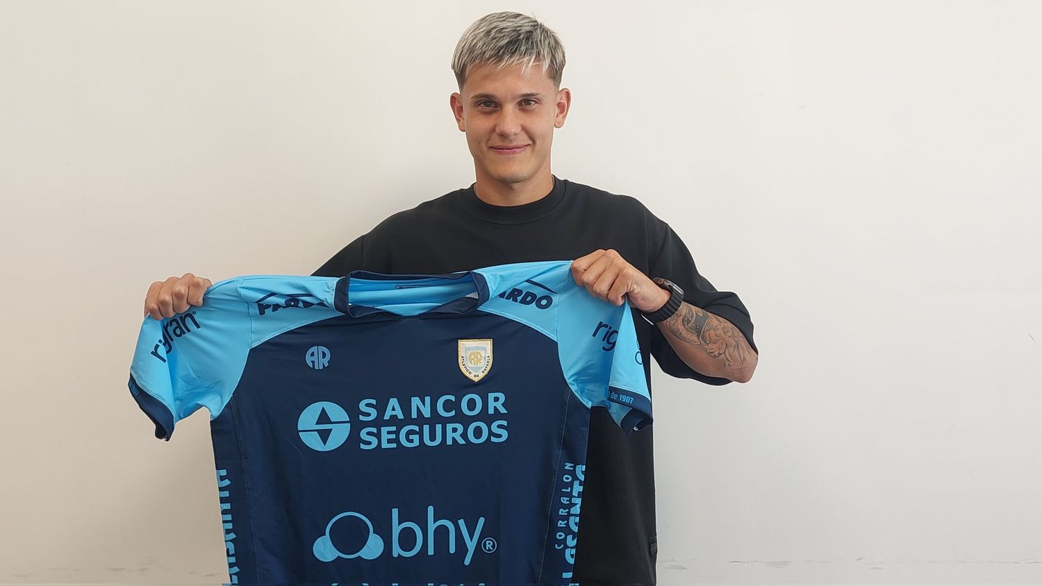 Julián Fuyana firmó su primer contrato con Atlético de Rafaela