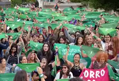 Más de dos centenares de personas se manifestaron por la legalización del aborto