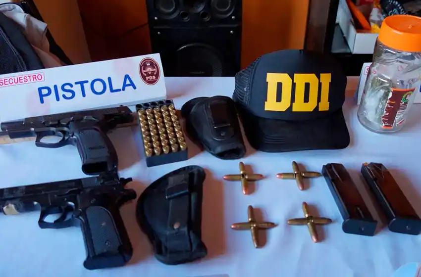 Dan con ladrón de autos: tenía gorra de la DDI, armas y autopartes