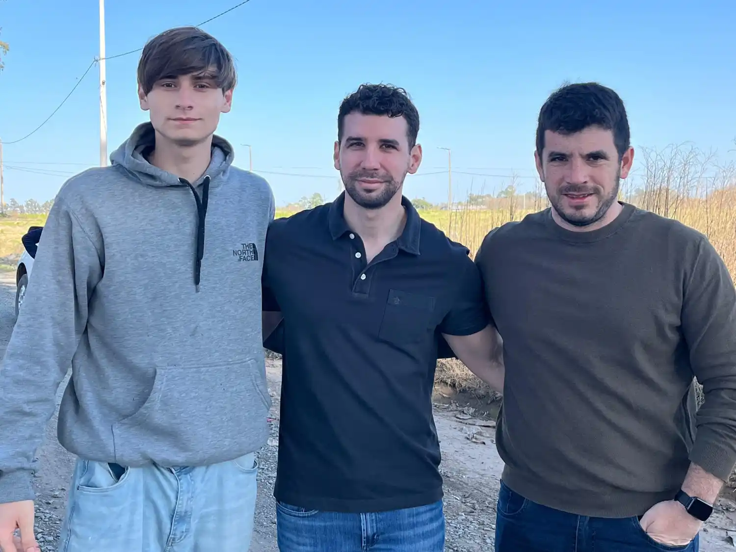 El joven que había cometido la infracción junto a el intendente Chiarella y el juez de Faltas Stefano Quaglia. Foto: MVT