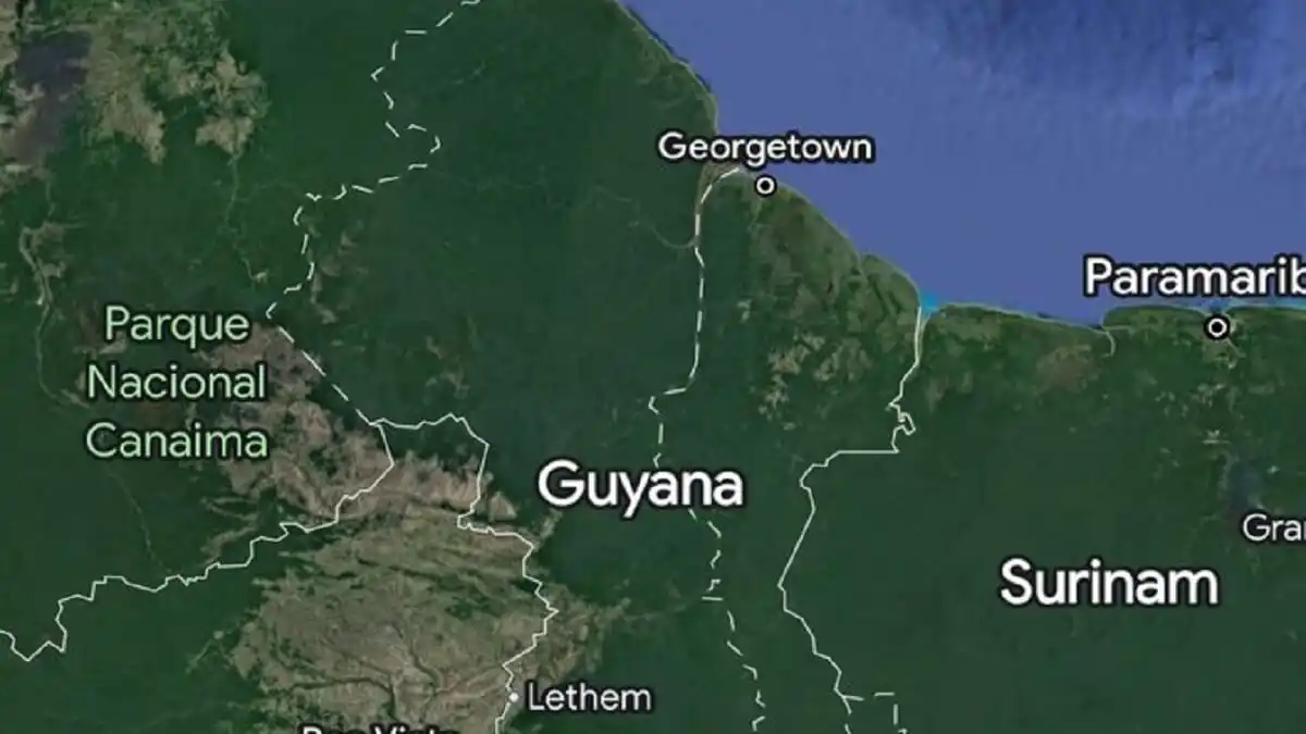 ¡ESPANTOSO! MUEREN 20 personas durante el incendio de un liceo en Guyana