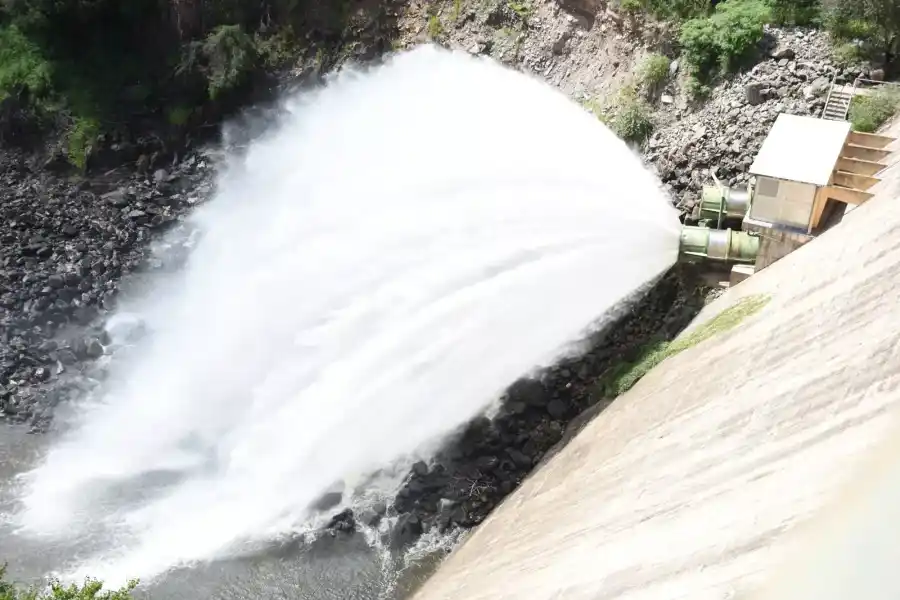 Abrieron las válvulas del Dique San Roque tras superar el nivel del vertedero