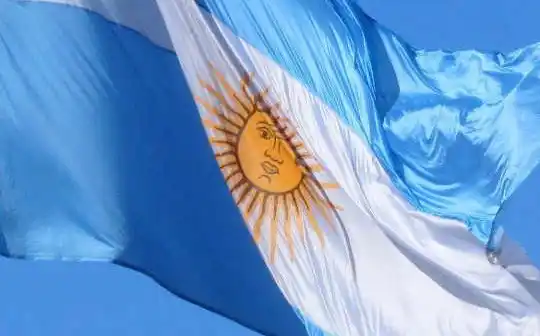 ¿Juremos con gloria morir o juremos con gloria vivir?