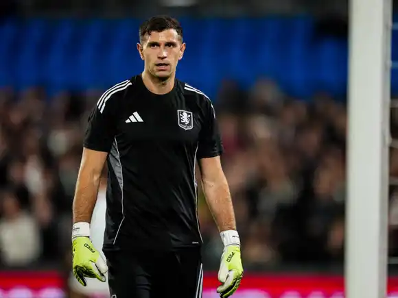 Sorpresiva ausencia de Dibu Martínez en la Europa League: figuraba como titular, pero no salió a jugar