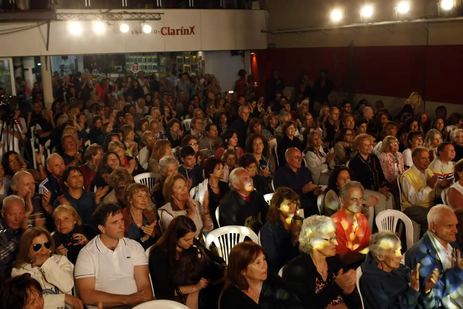 Charlas y música en Espacio Clarín