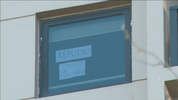 “Típico de machirulo”: los carteles que pegaron los vecinos de Alberto Fernández en Puerto Madero