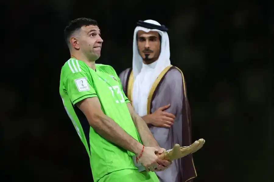 Dibu Martínez "justificó" su obsceno gesto en la ceremonia de cierre.