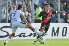 River aseguró la punta con un triunfo en La Plata