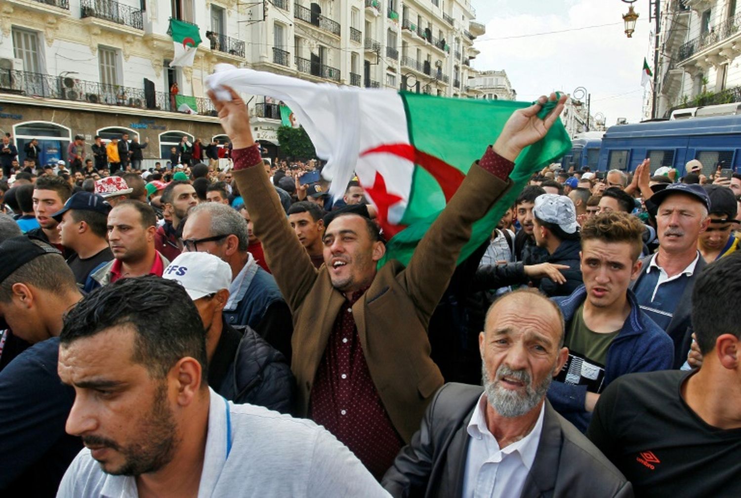 Marea humana en las calles de Argel para celebrar la "nueva Revolución" democrática