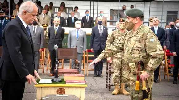 El ministro Taiana tomó juramento al nuevo jefe del Estado Mayor General del Ejército